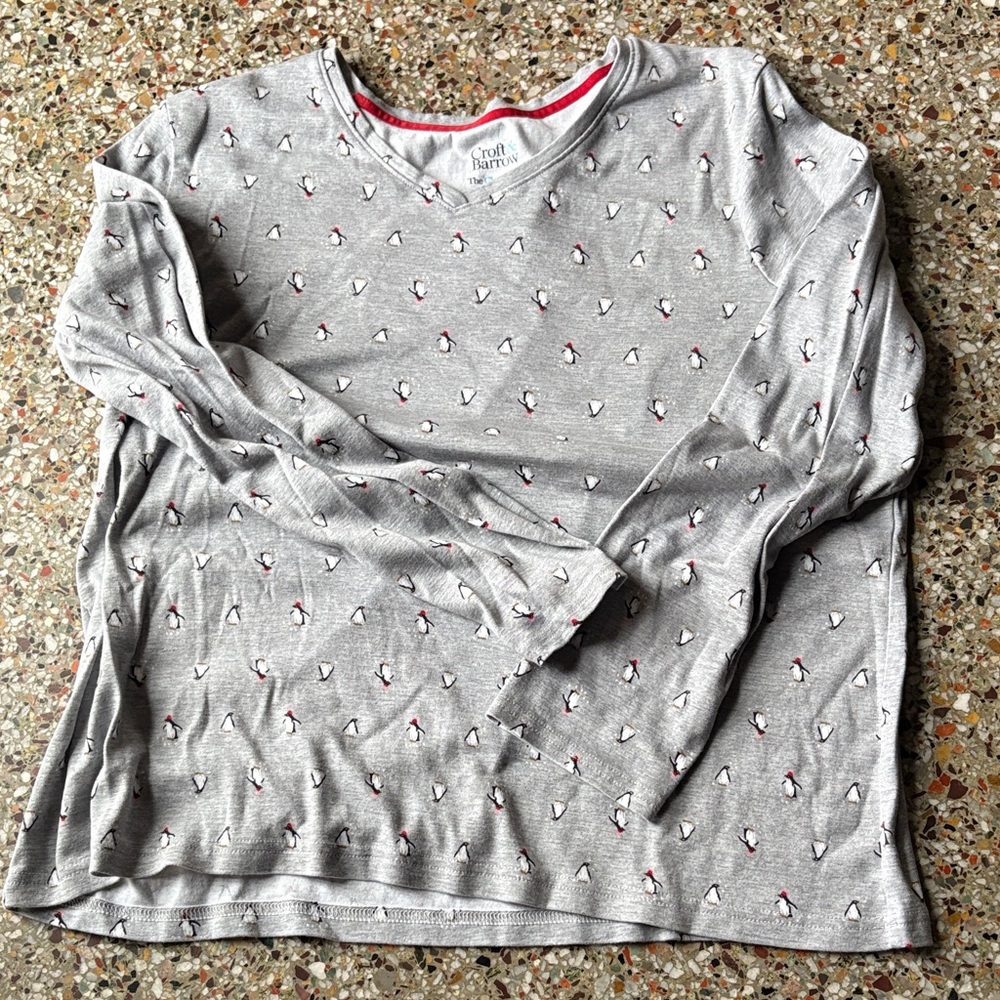 Gray Long Sleeve V-Neck Shirt with Penguins Print